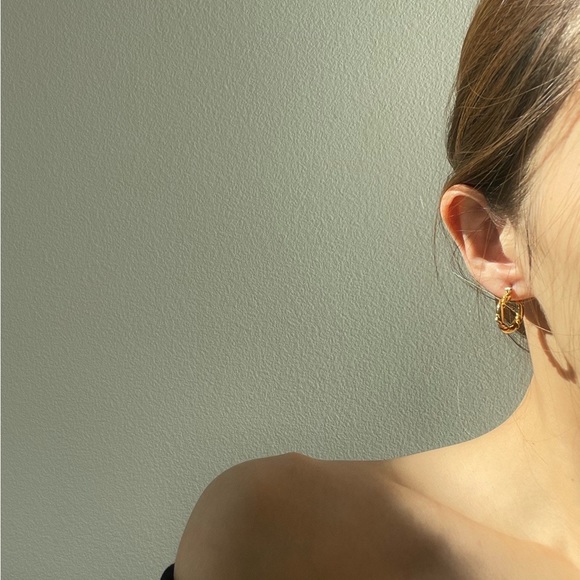 18K Gold Twist Rope Ribbon Hoops - Picture 6 of 10